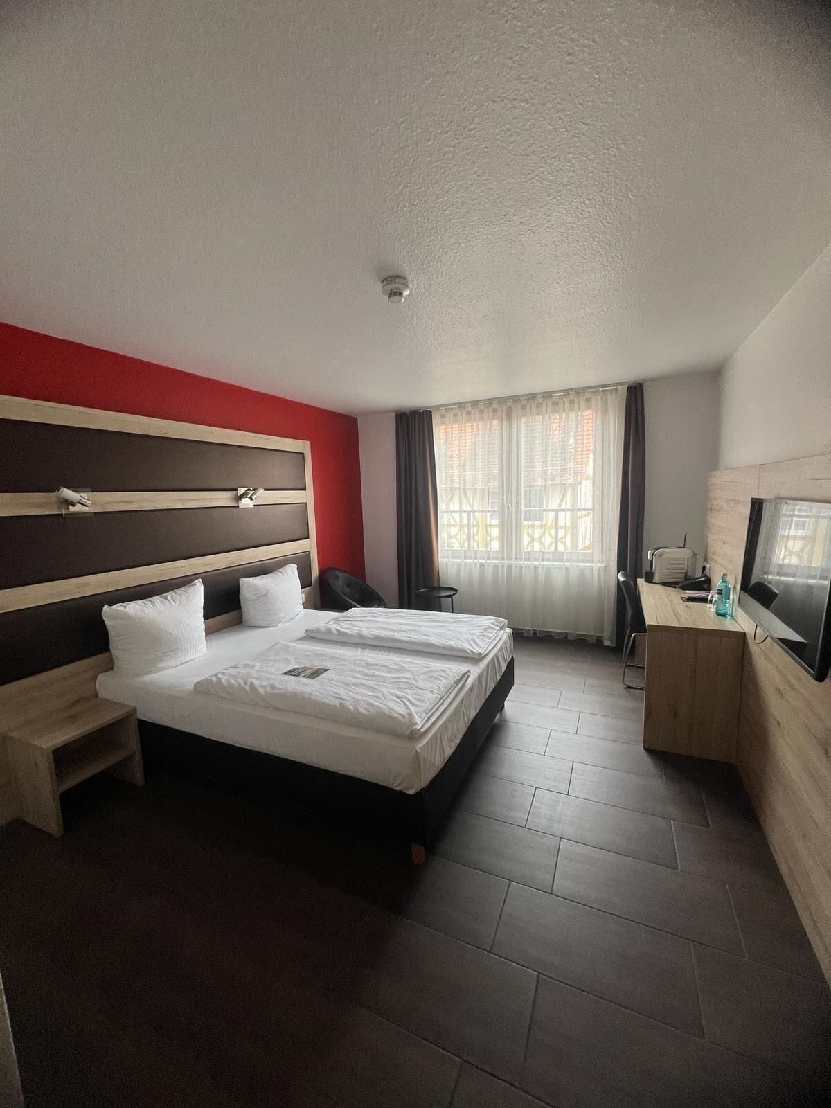 Een kluis op de kamer, een bureau, een laptopwerkplek