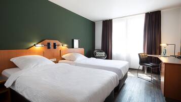 Business-Zweibettzimmer | Zimmersafe, Schreibtisch, laptopgeeigneter Arbeitsplatz