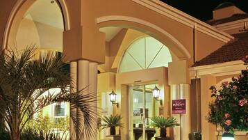 Fachada da propriedade à noite