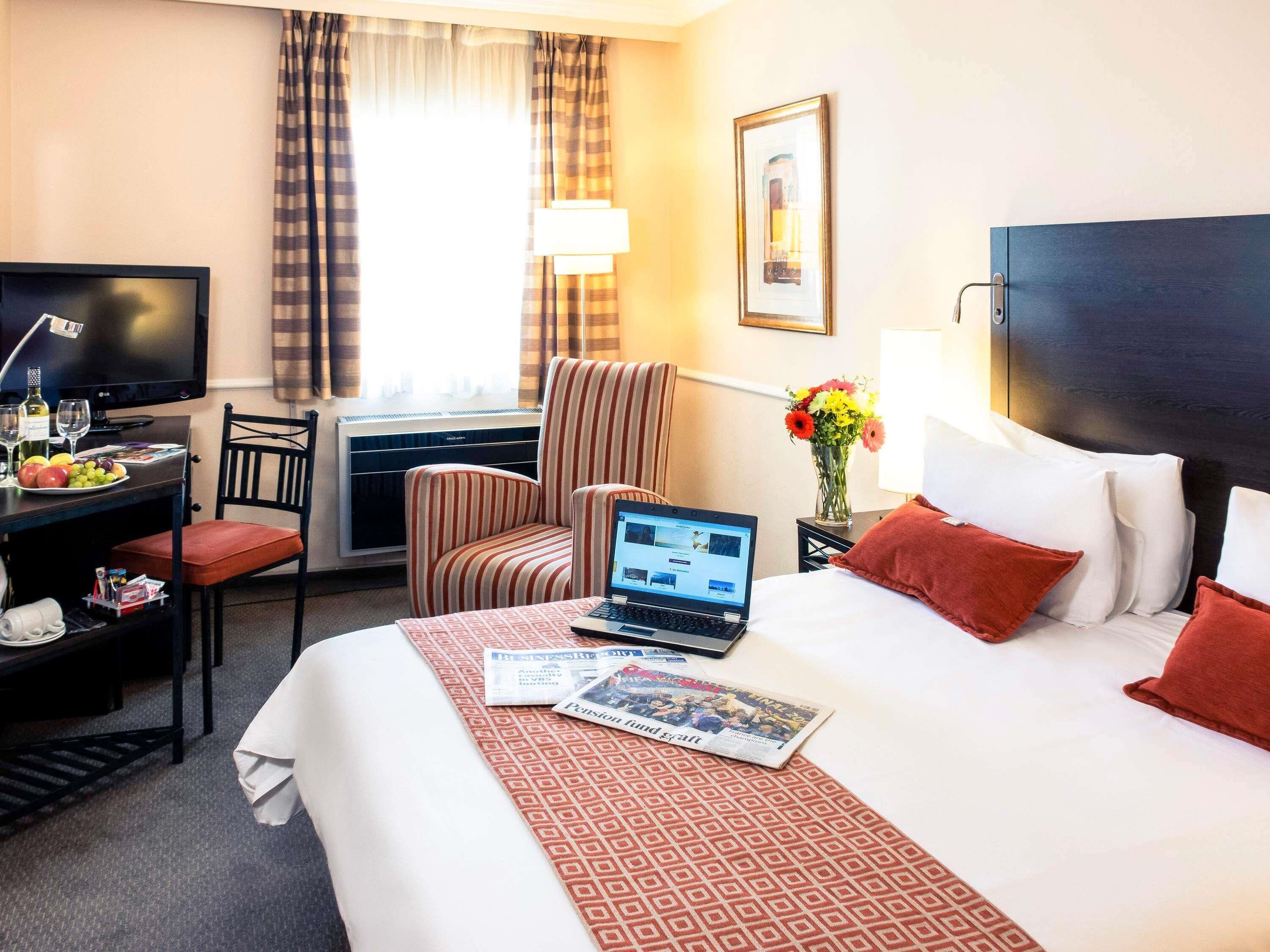 Minibar, caja de seguridad en la habitación y escritorio 