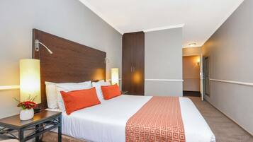 Quarto casal standard, 1 cama de casal | Frigobar, cofres nos quartos, escrivaninha, quartos à prova de som