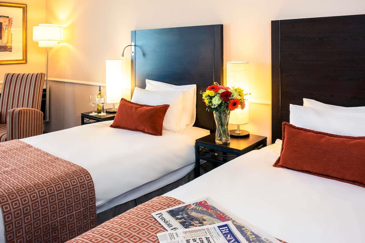 Minibar, caja de seguridad en la habitación y escritorio