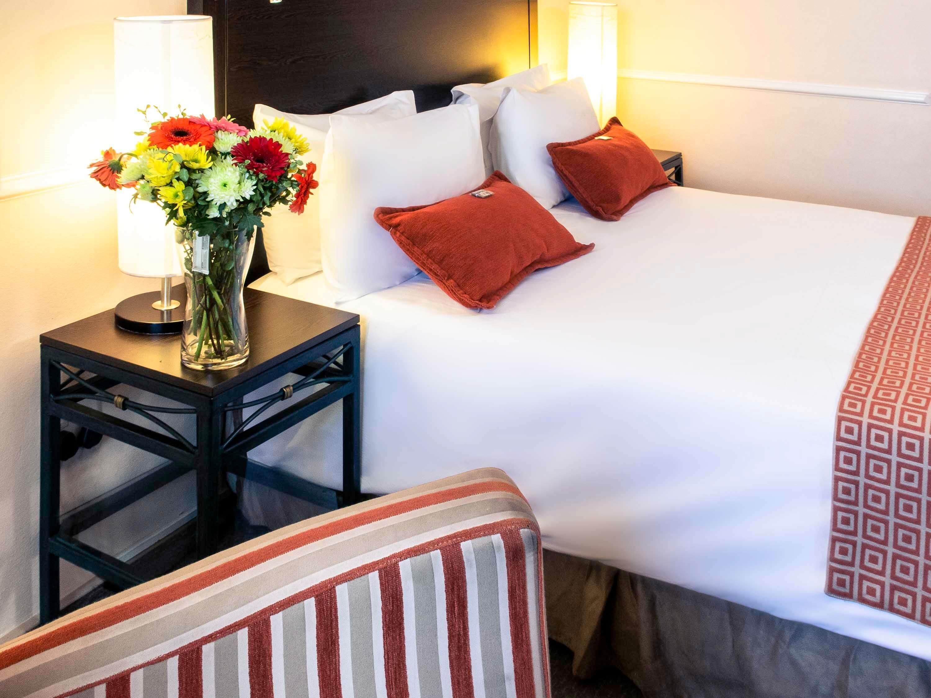 Minibar, caja de seguridad en la habitación y escritorio 