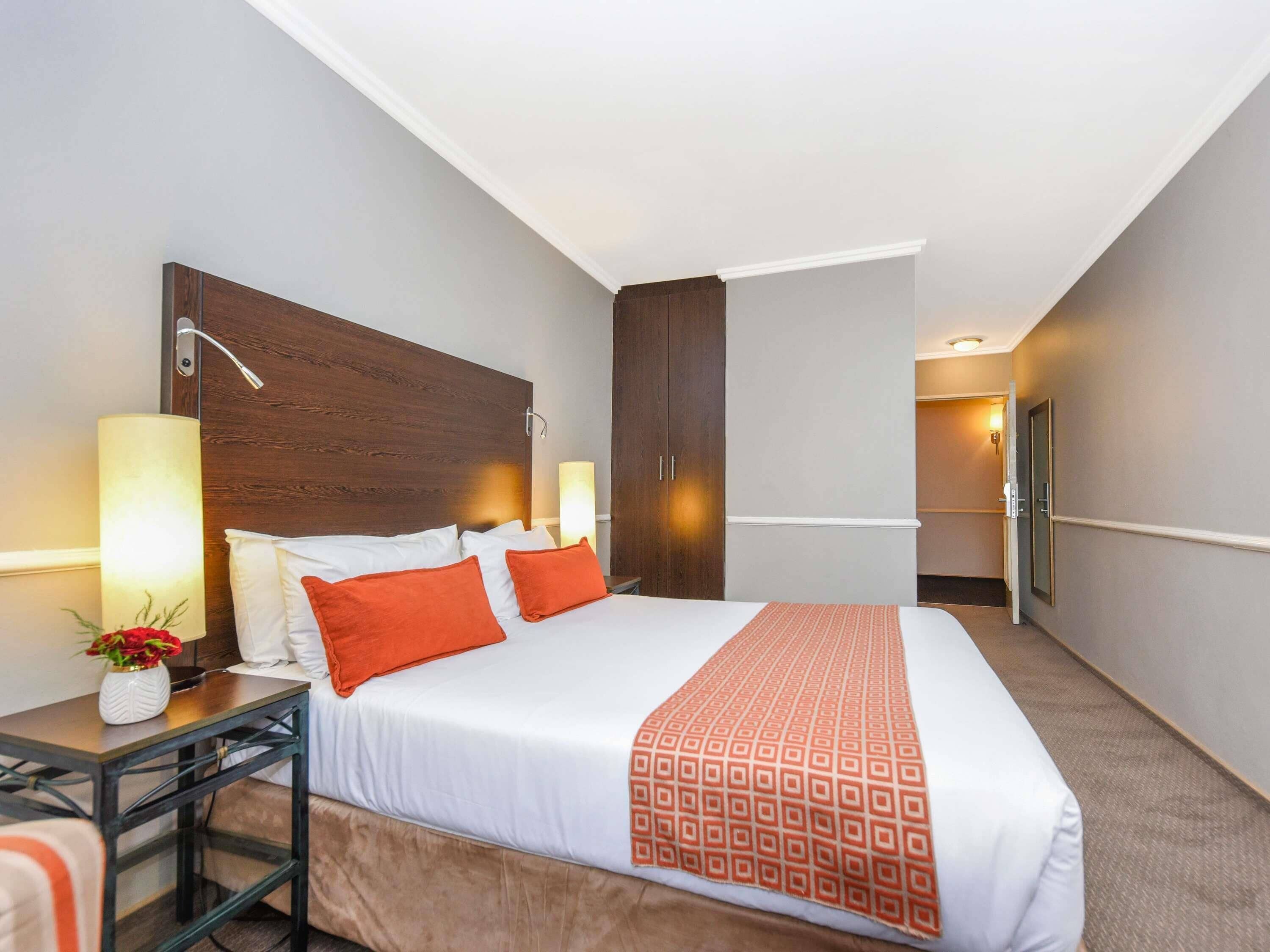 Standard-Doppelzimmer, 1 Doppelbett | Minibar, Zimmersafe, Schreibtisch, schallisolierte Zimmer