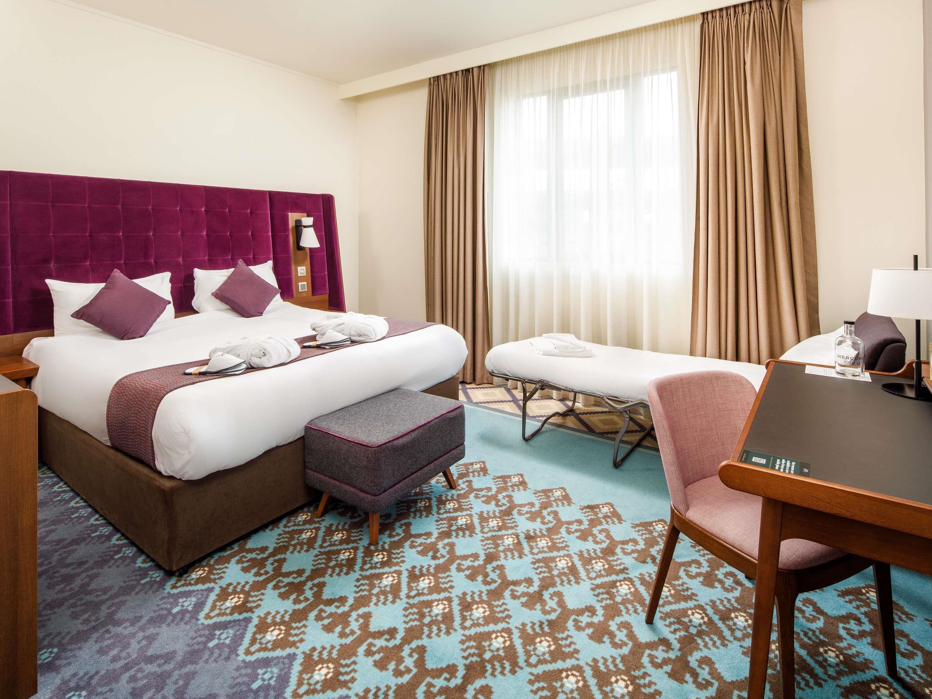 Privilege, Room | Minibar, in-room safe, desk, blackout drapes