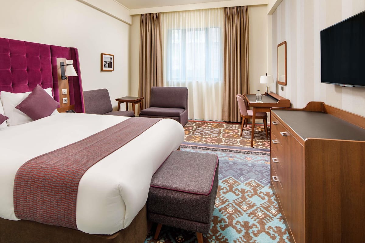 Minibar, caja de seguridad en la habitación y escritorio