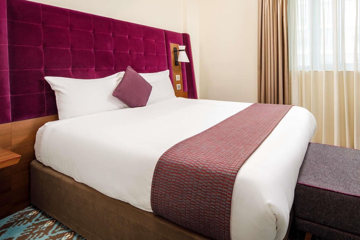 Standard Room, 1 Double Bed | Minibar, in-room safe, desk, blackout drapes