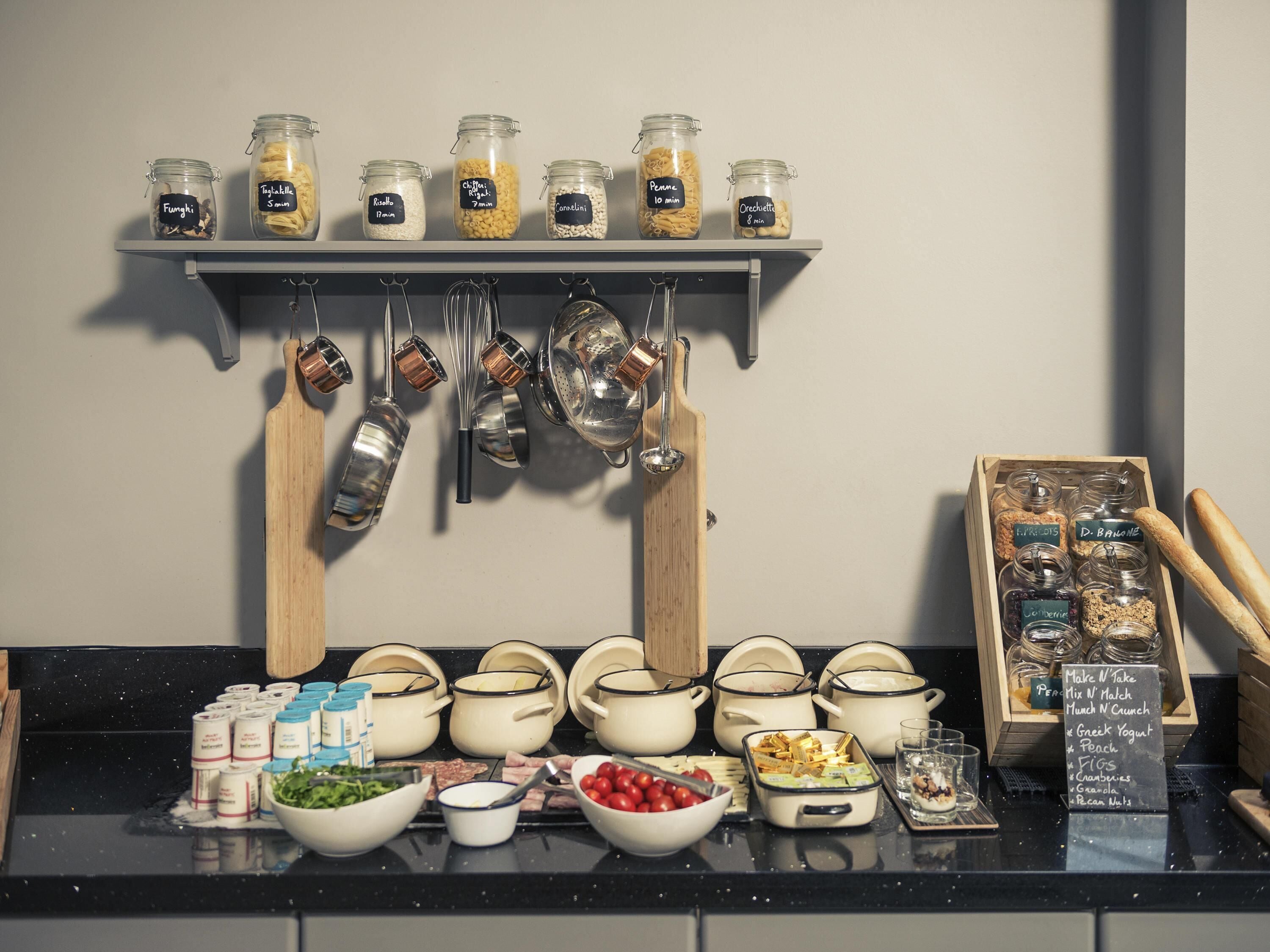 بوفيه فطور يوميًا بتكلفة قدرها (21 GBP للشخص)