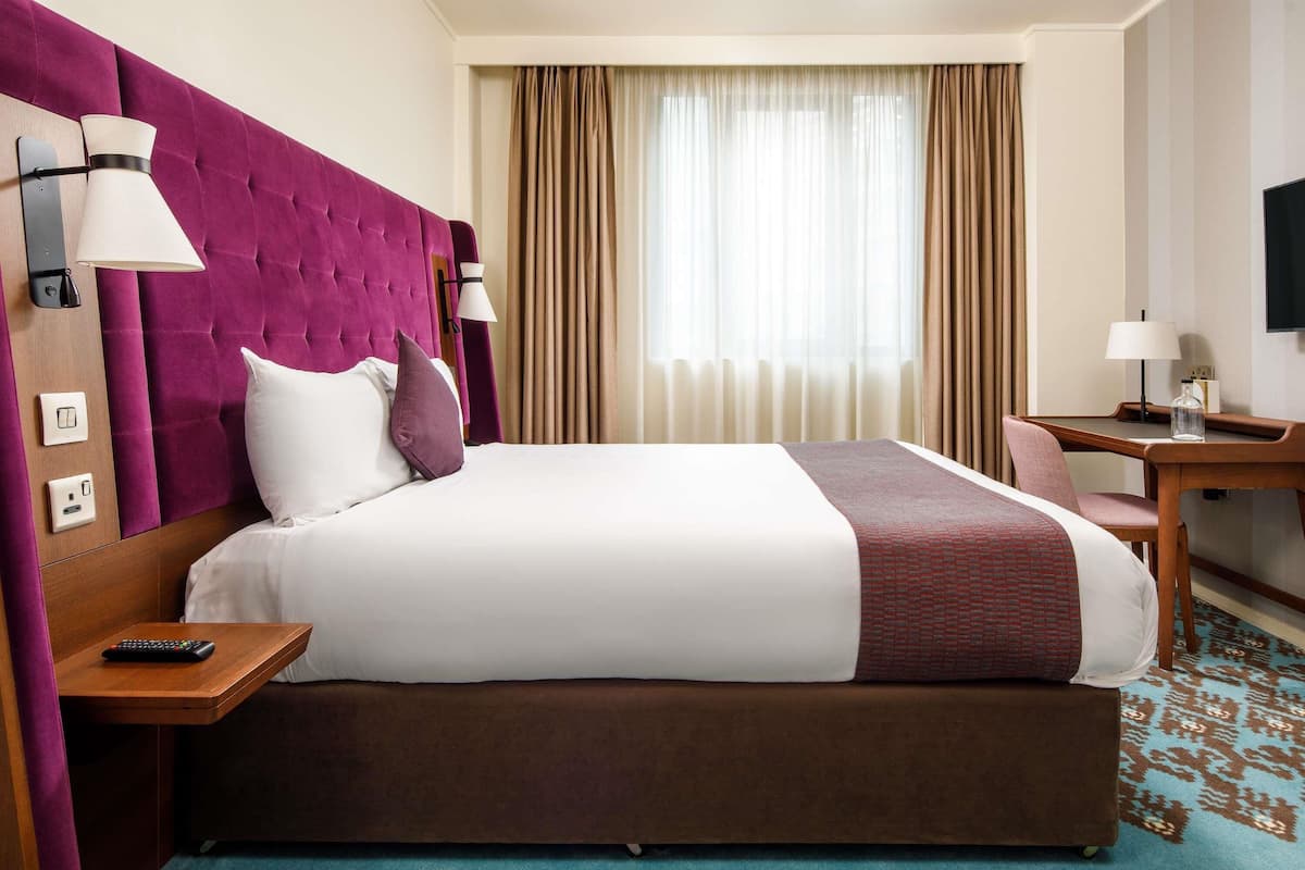 Classic Room, 1 Double Bed | Minibar, in-room safe, desk, blackout drapes