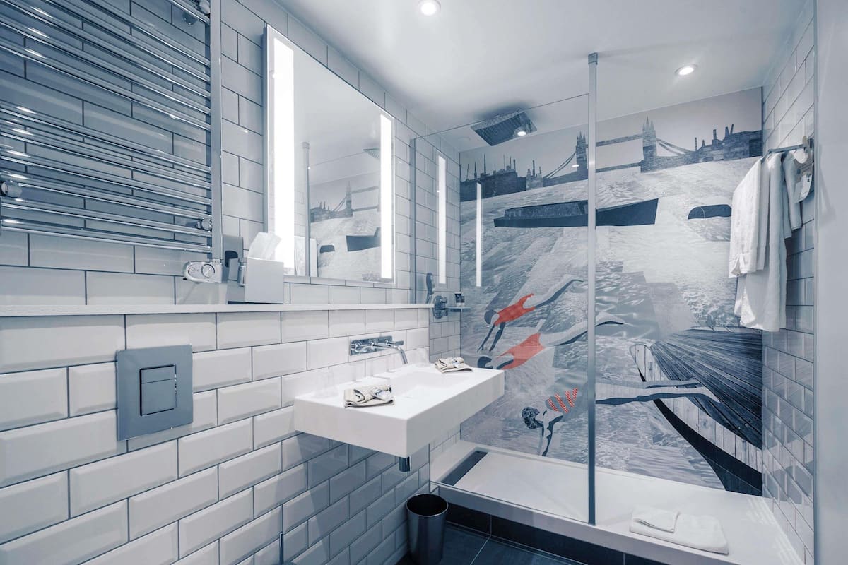 Minibar, caja de seguridad en la habitación y escritorio