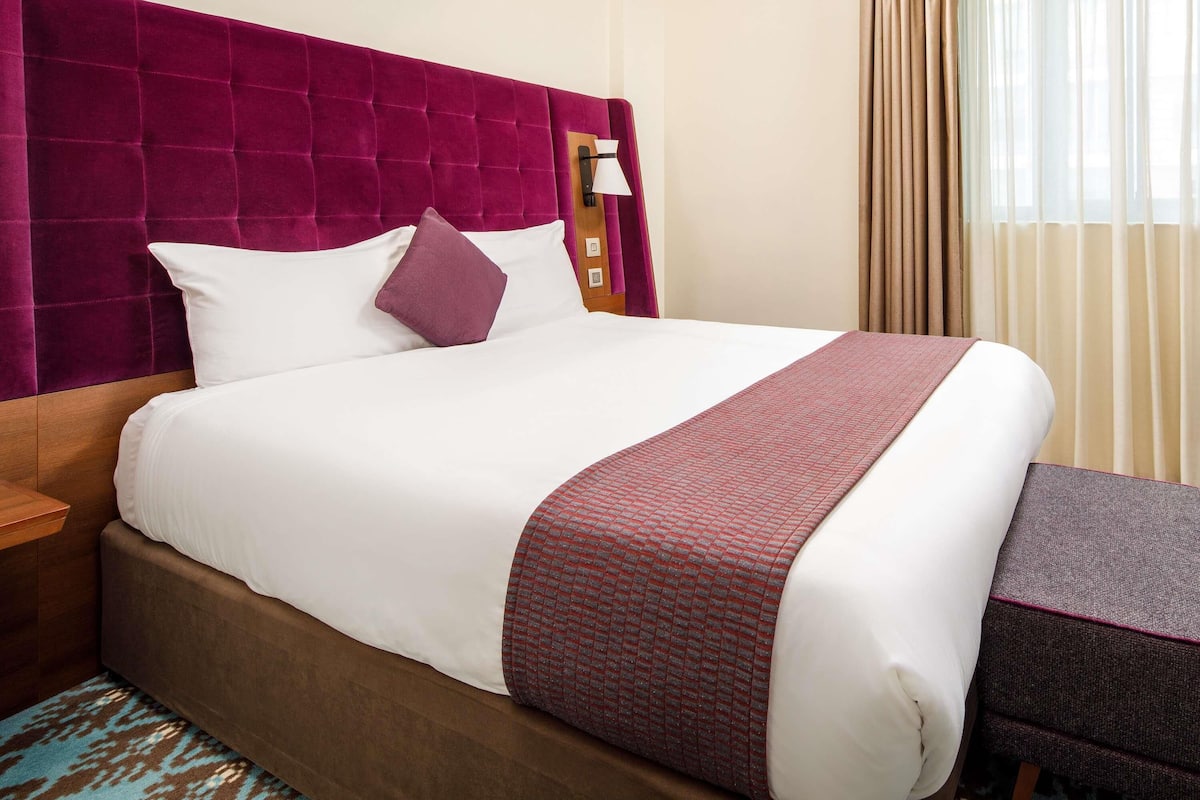 Standard Room, 1 Double Bed | Minibar, in-room safe, desk, blackout drapes