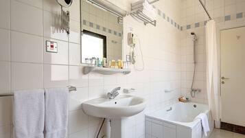 Combined shower/bathtub, free toiletries, hair dryer, towels