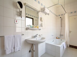 Combined shower/bathtub, free toiletries, hair dryer, towels - Manazel Ajyad Hotel By Elaf (Makkah)