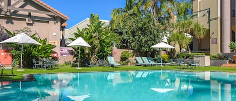 Piscine extérieure, parasols de plage, chaises longues