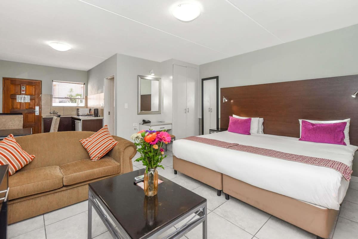 Deluxe-dobbeltværelse - 1 dobbeltseng - balkon | Pengeskab på værelset, skrivebord, mørklægningsgardiner