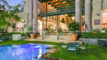 Outdoor pool, pool umbrellas, sun loungers