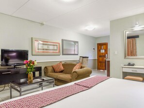 In-room safe, desk, blackout drapes, iron/ironing board - Mercure Nelspruit Hotel (Mbombela)