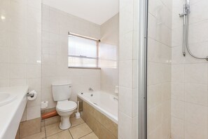 Habitación Deluxe doble, 1 cama doble, balcón | Baño | Bañera y ducha independientes y artículos de higiene personal ecológicos