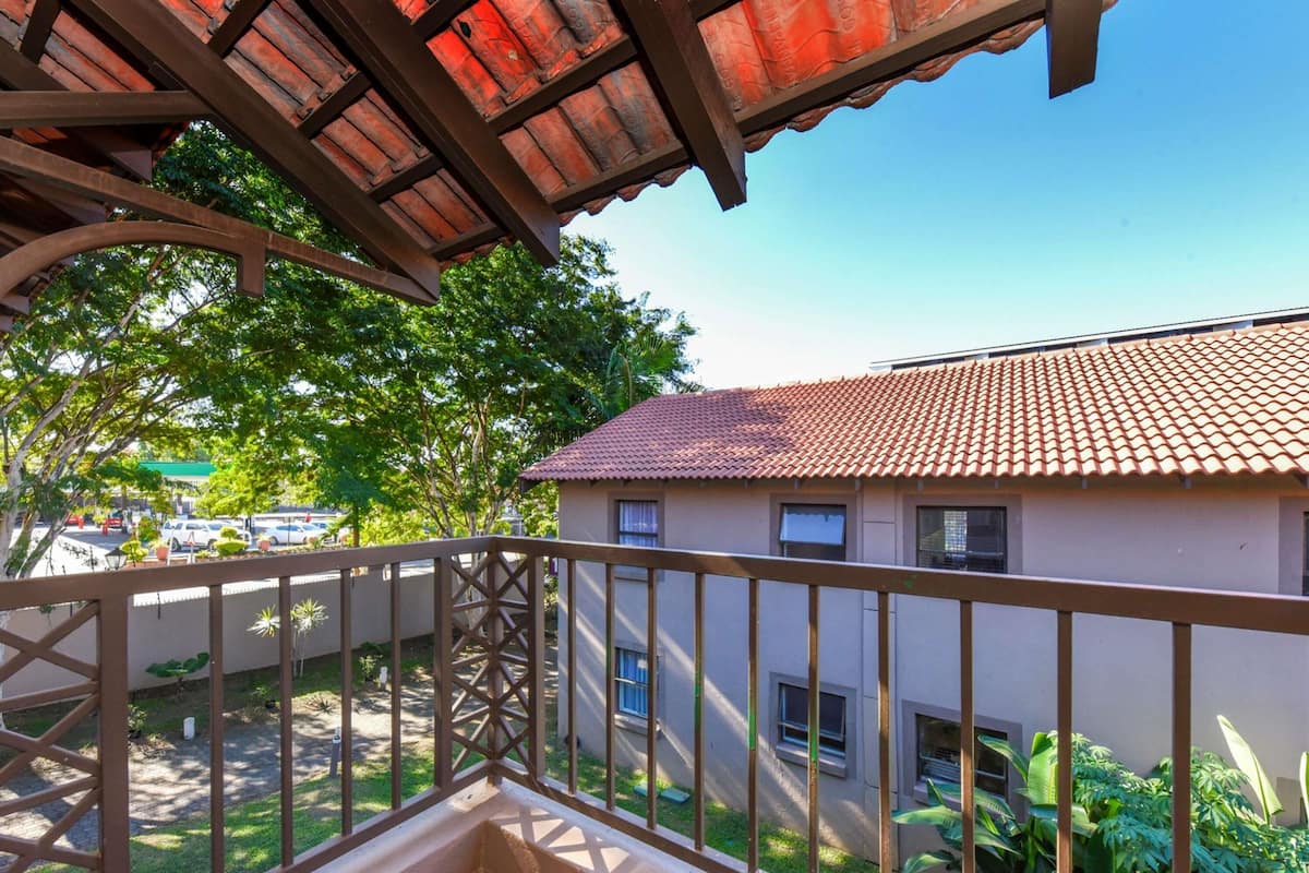 Caixa forta a l'habitació, escriptori i cortines opaques