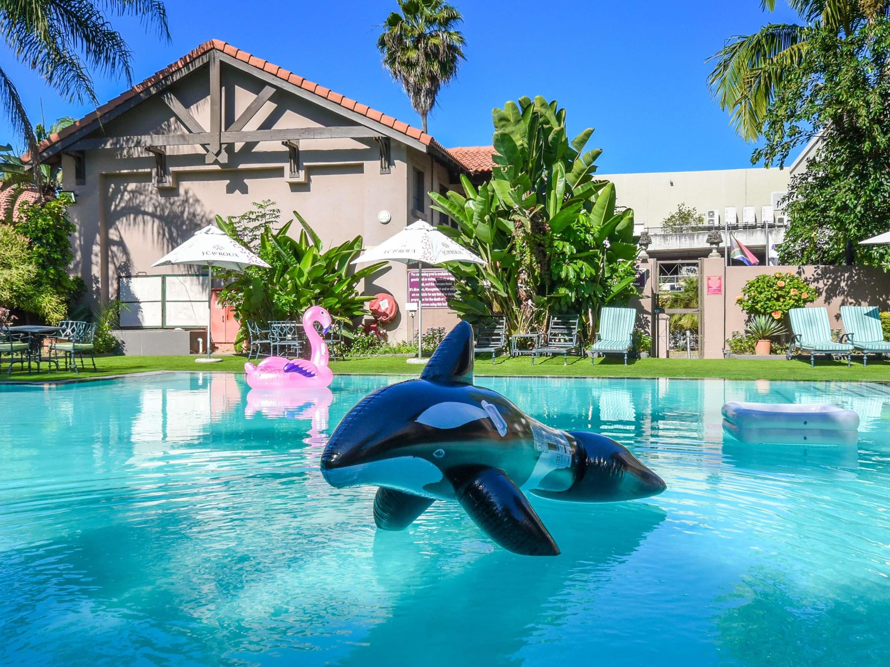 Outdoor pool, pool umbrellas, sun loungers