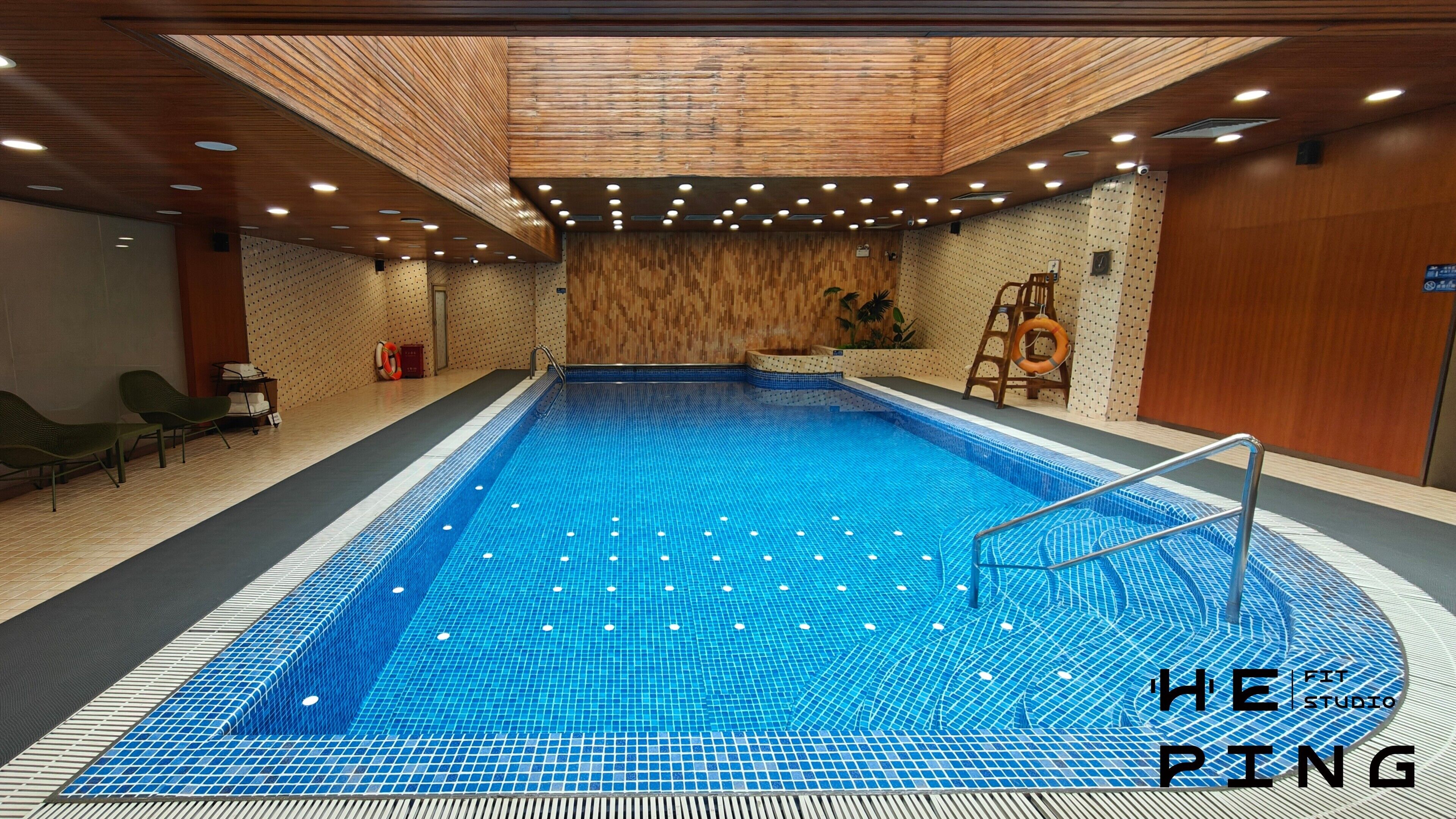Una piscina cubierta