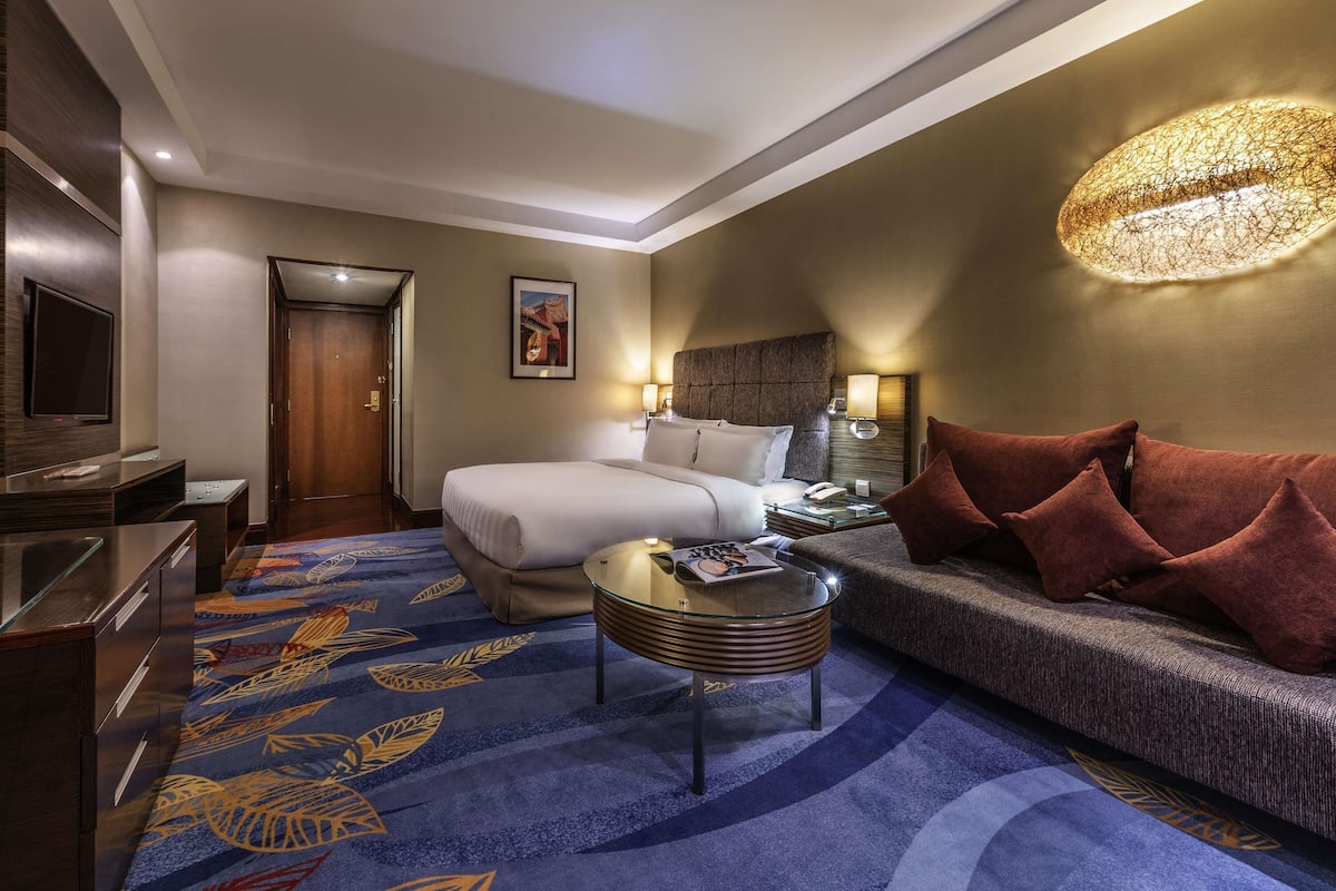 Premier Room, 1 King Bed (Executive) | 1 bedroom, minibar, in-room safe, desk
