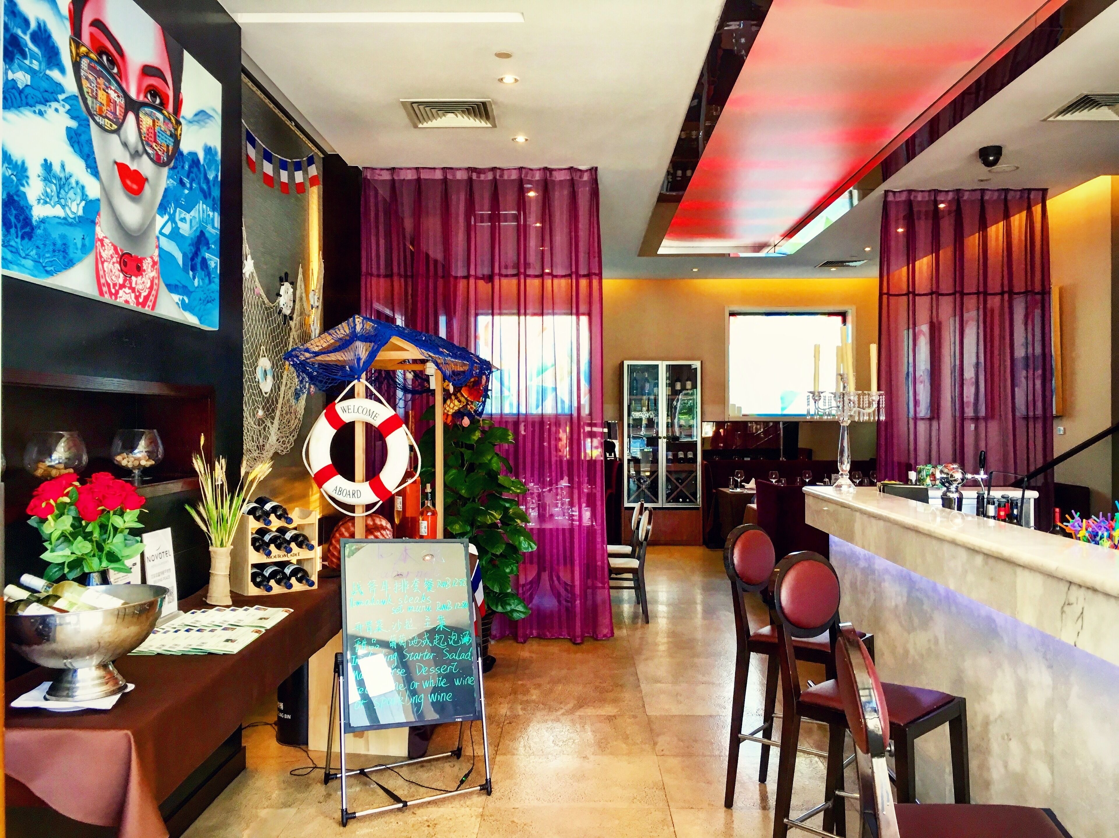 Una zona de bar con barra, asientos y un flotador decorativo.