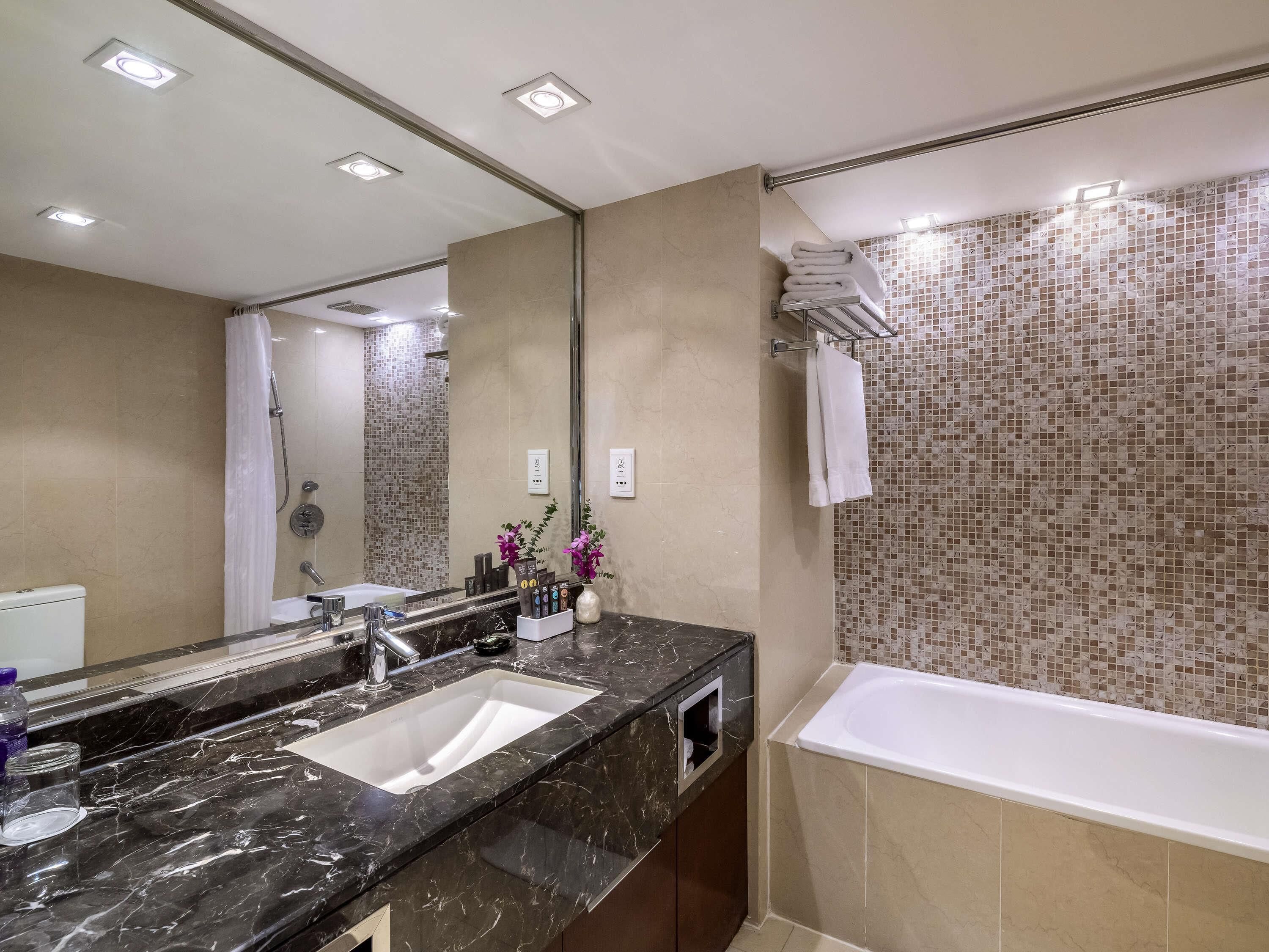 Minibar, cassaforte in camera, una scrivania, tende oscuranti