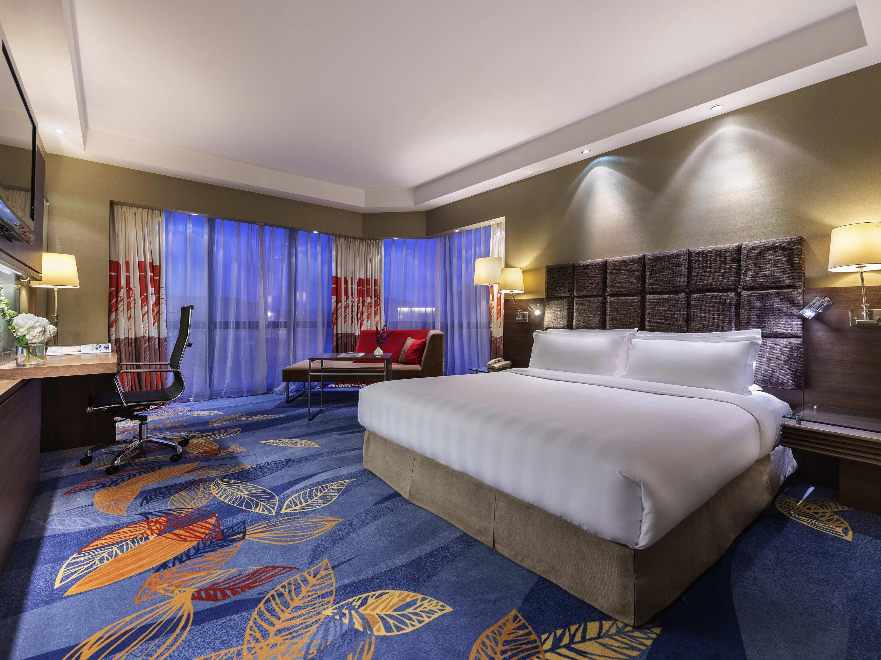 Minibar, cassaforte in camera, una scrivania, tende oscuranti