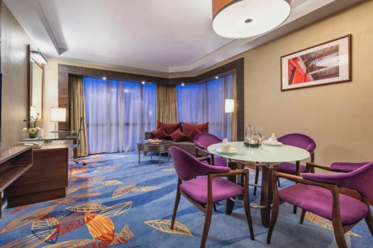 Dining | 2 restaurants; breakfast, lunch, and dinner served
