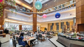 2 restaurantes; se sirven desayunos