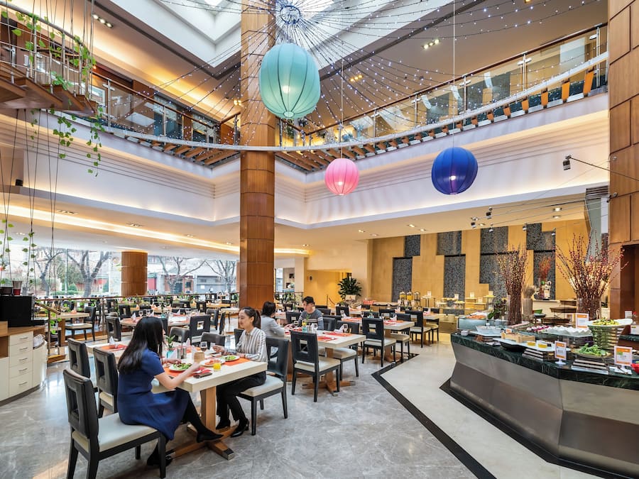 2 restaurants, breakfast served