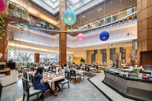 2 restaurants servant le déjeuner, le dîner et le souper