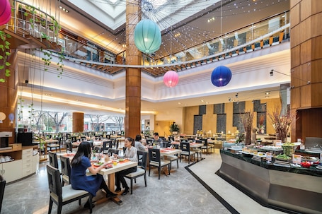 2 restaurants, breakfast served. Peace Hotel Beijing