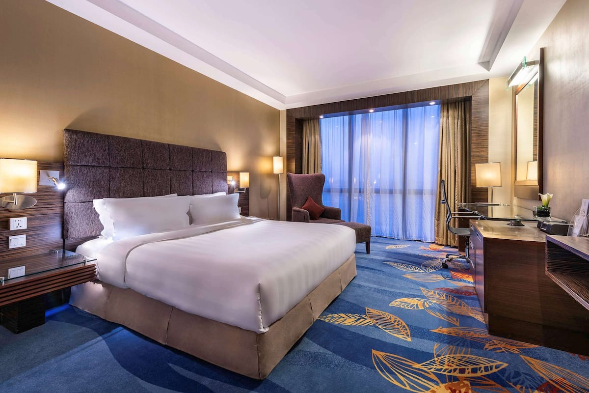 Deluxe Room, 1 King Bed | 1 bedroom, minibar, in-room safe, desk