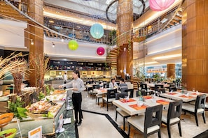 2 restauranter: frokost, lunsj og middag serveres