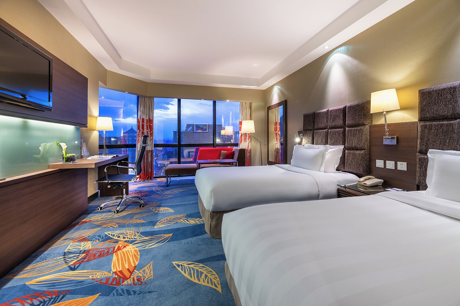 Minibar, safe på rommet, skrivebord og skrivebord for bærbar PC