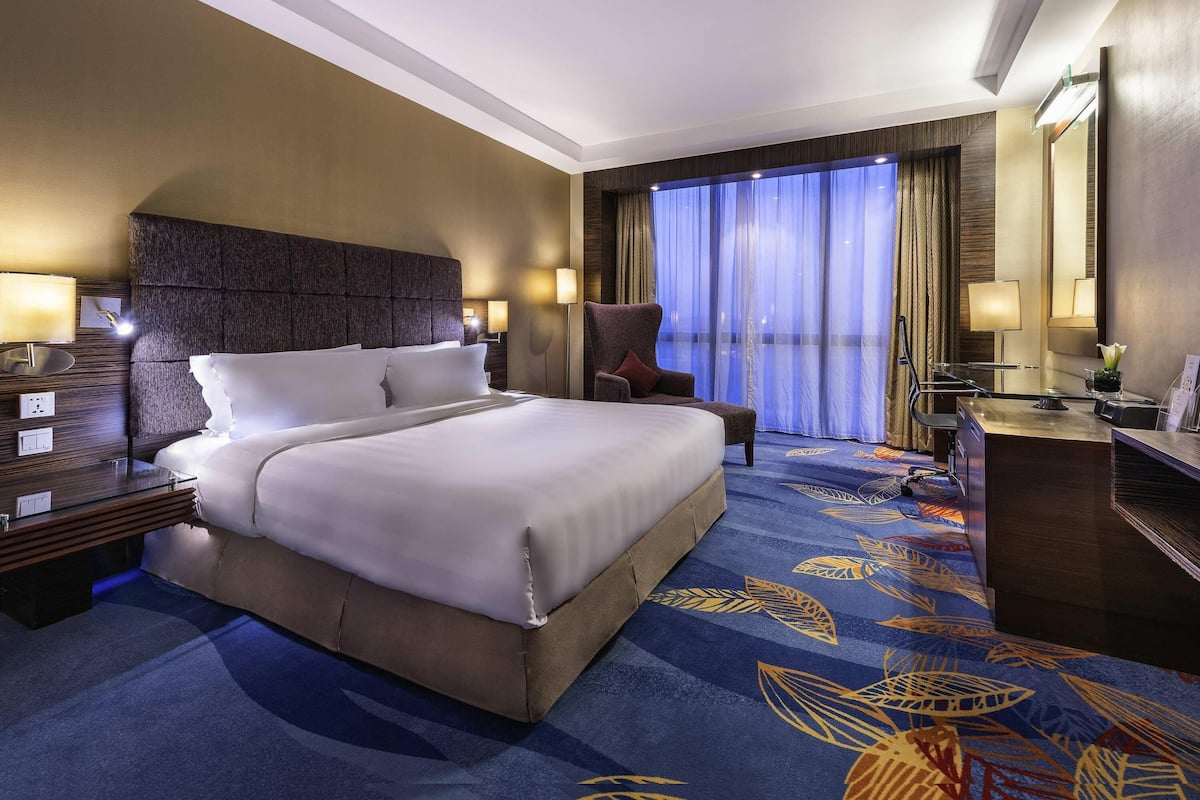 Minibaari, tallelokero huoneessa, työpöytä, pimennysverhot