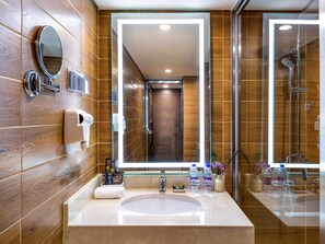 1 chambre, minibar, coffres-forts dans les chambres, bureau