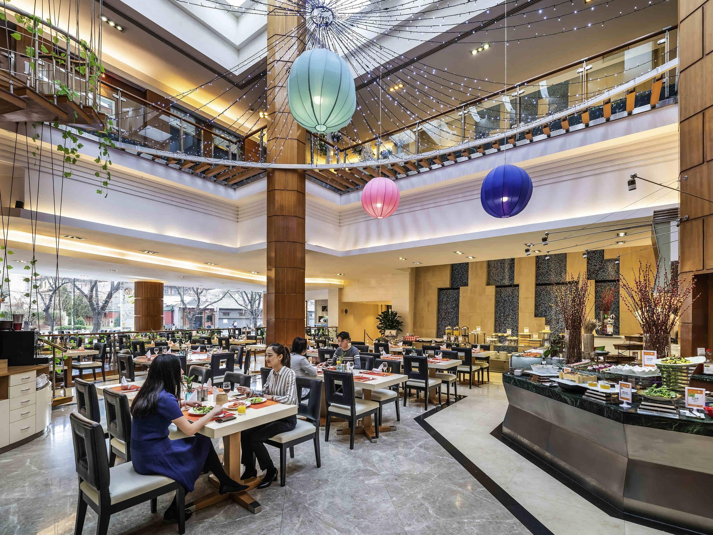 2 restoran, sarapan dihidangkan 