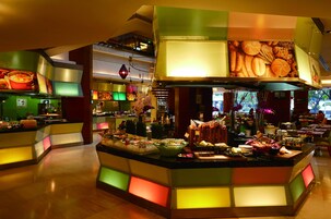 Daily buffet breakfast (CNY 150 per person)