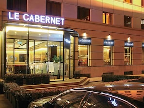 2 restaurants, breakfast served