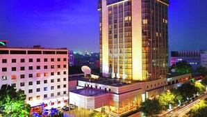 Un hotel moderno de gran altura, con múltiples pisos y una fachada de vidrio destacada.
