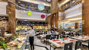 2 restaurantes; se sirven desayunos