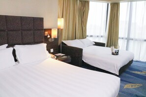 Minibar, safe på rommet, skrivebord og skrivebord for bærbar PC