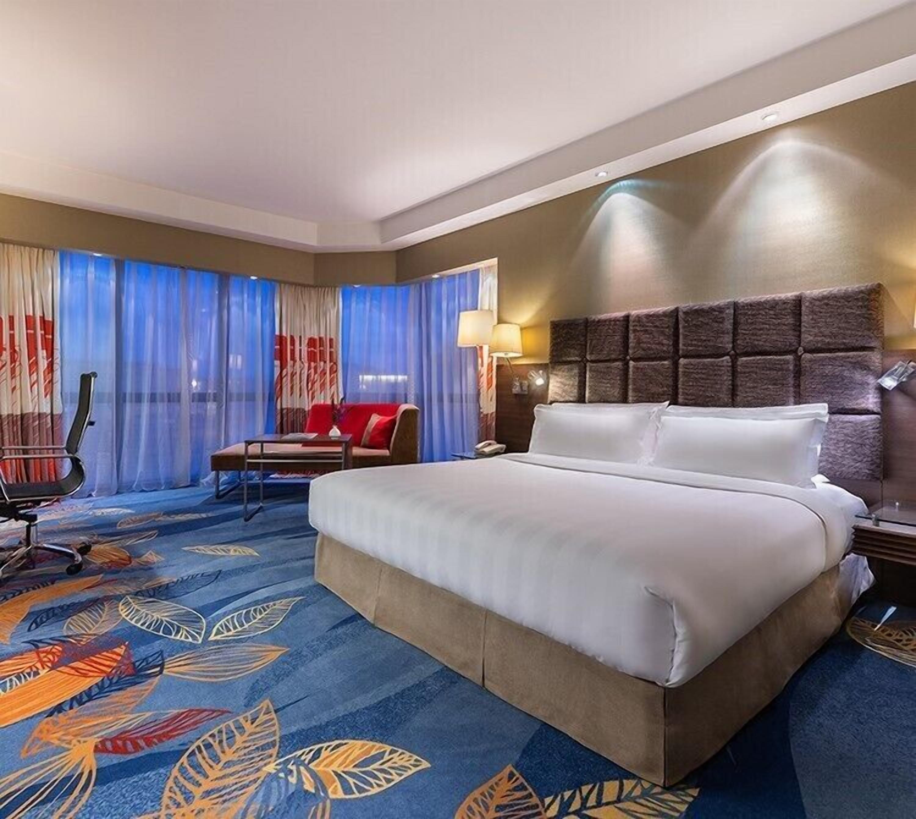 Minibar, caja de seguridad en la habitación y escritorio 