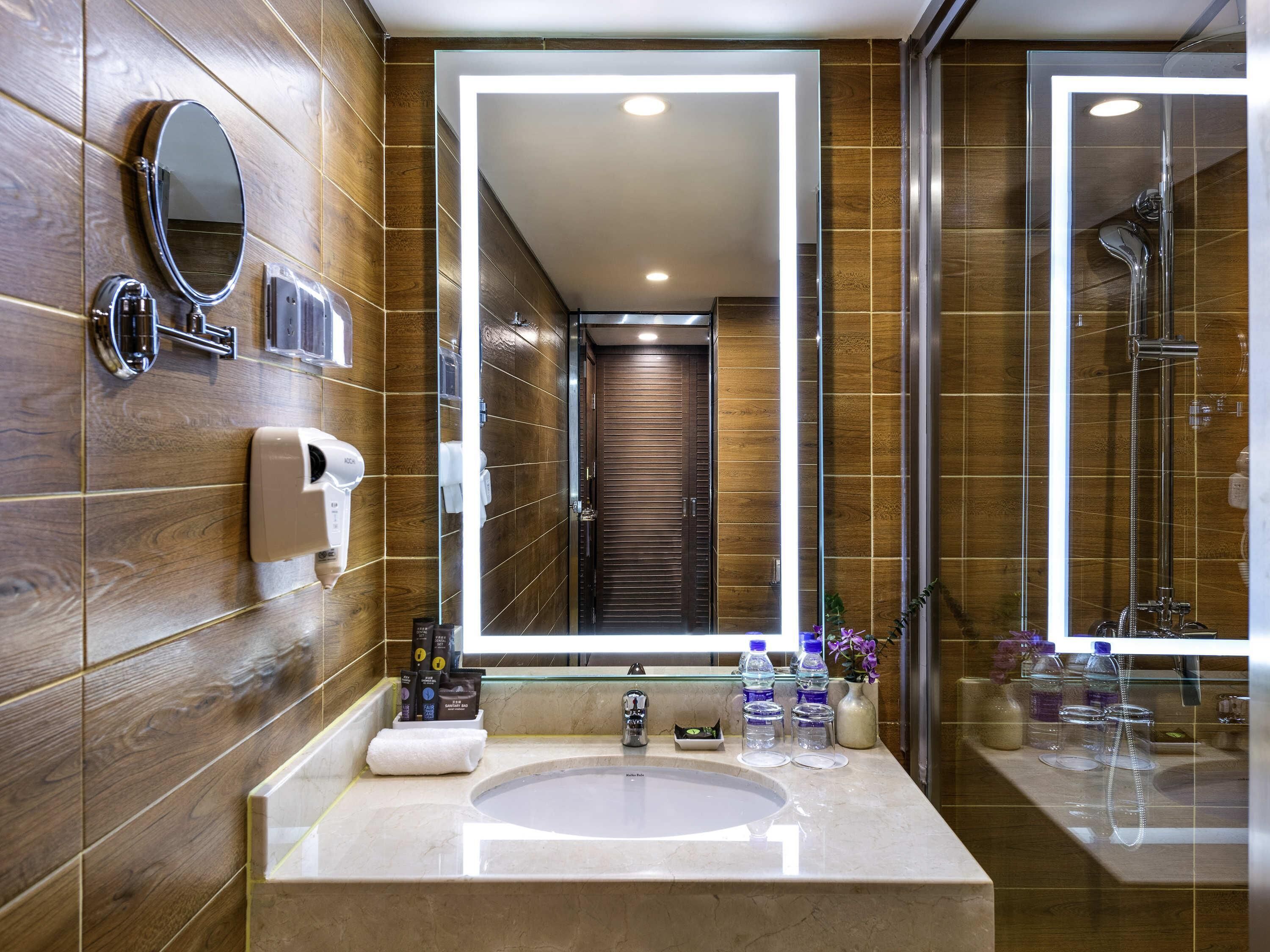 Minibar, cassaforte in camera, una scrivania, tende oscuranti