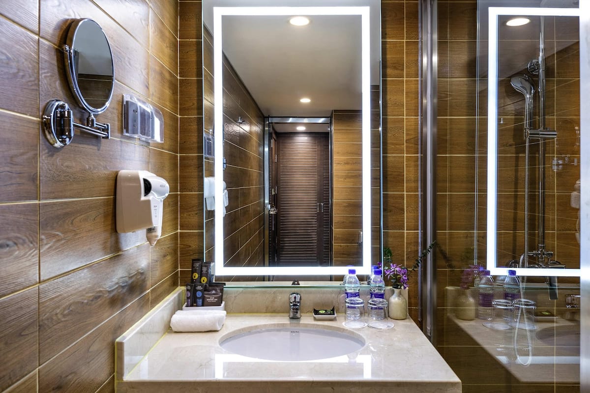 1 makuuhuone, minibaari, tallelokero huoneessa, työpöytä