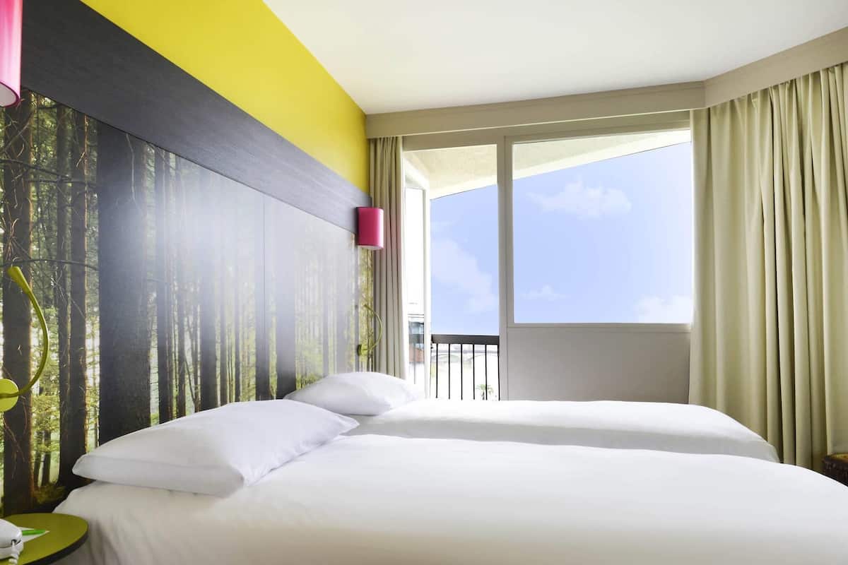 Standard Room, 2 Twin Beds | Premium bedding, individually furnished, desk, blackout drapes