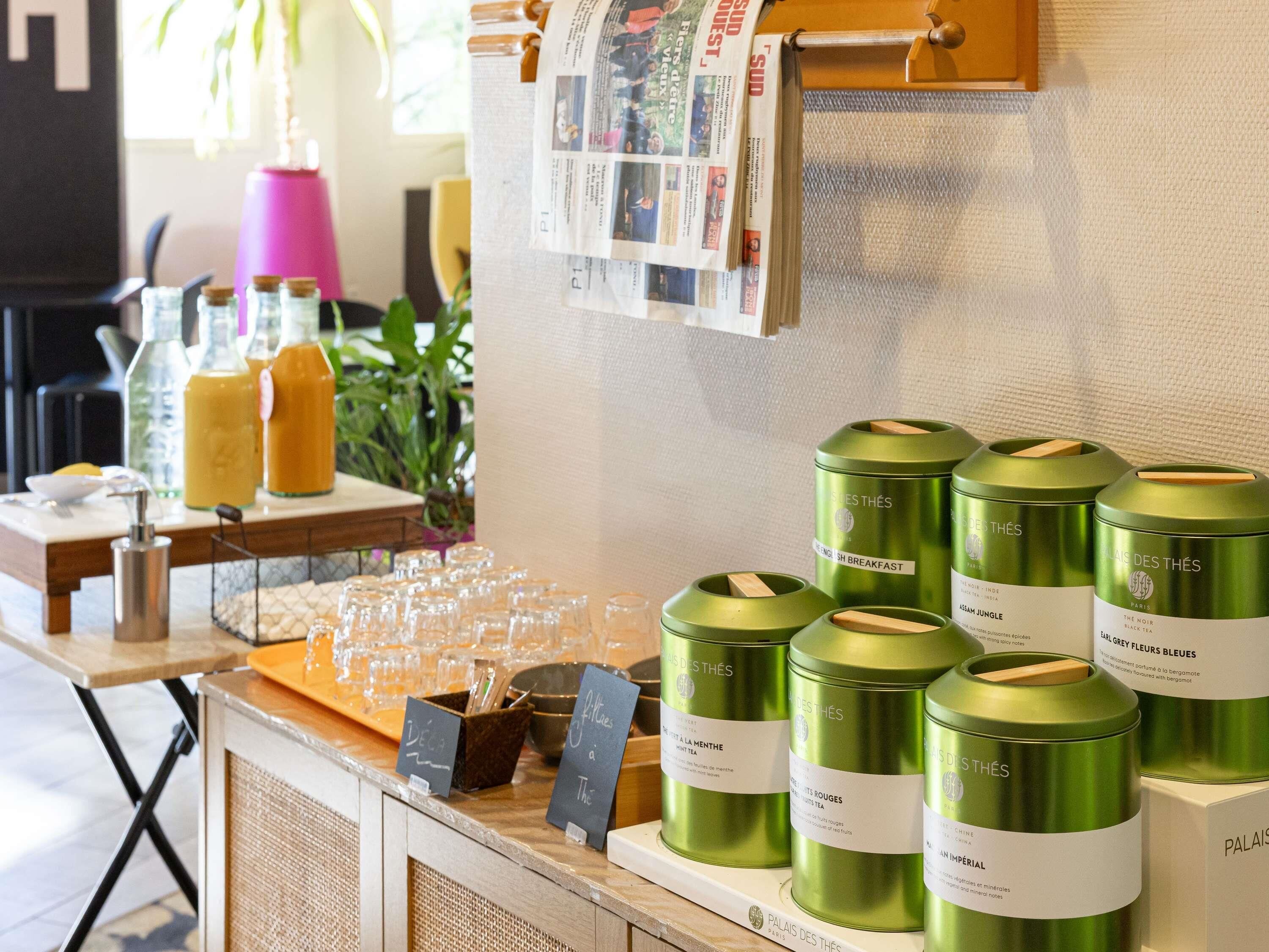 Un espace dédié aux boissons, avec un assortiment de thés et des verres.